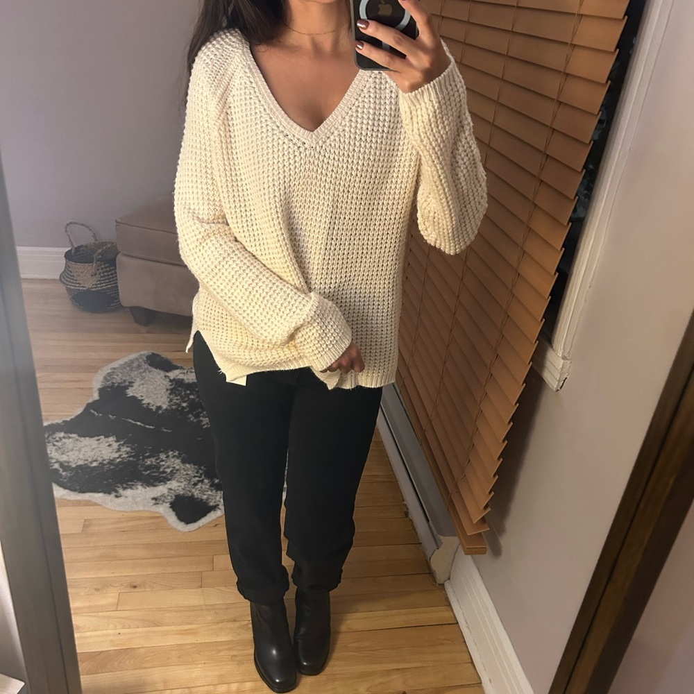 VERO MODA (LIKE NEW) Cream V-Neck Sweater - Picture 3 of 4